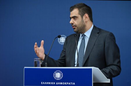 Врии министра Греции Павлос Маринакис на пресс-конференции, август 2025