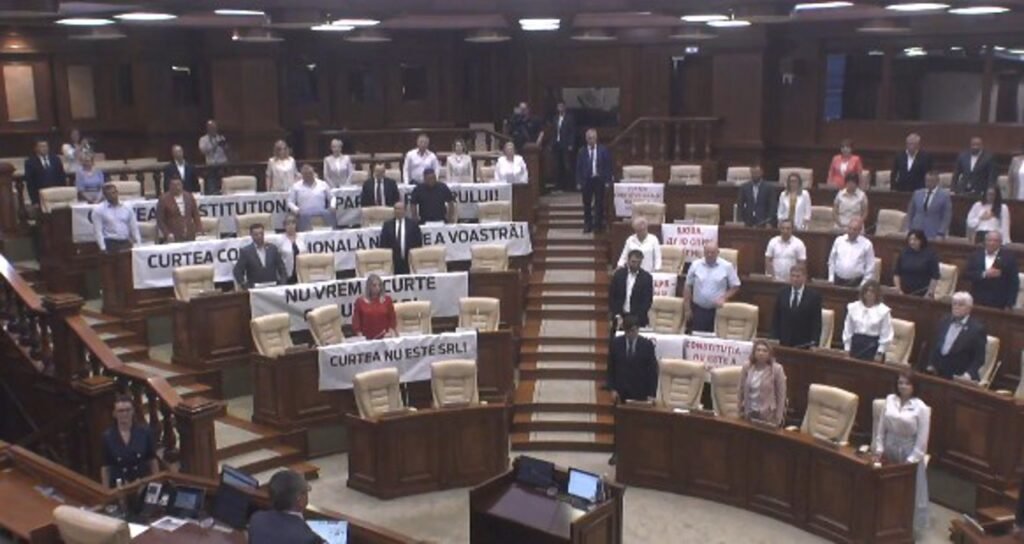 Протест депутатов в парламенте Молдовы во время принесения присяги новыми судьями, август 2025