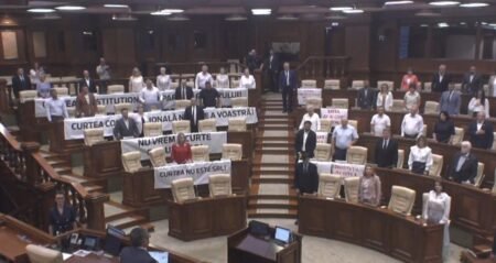 Протест депутатов в парламенте Молдовы во время принесения присяги новыми судьями, август 2025
