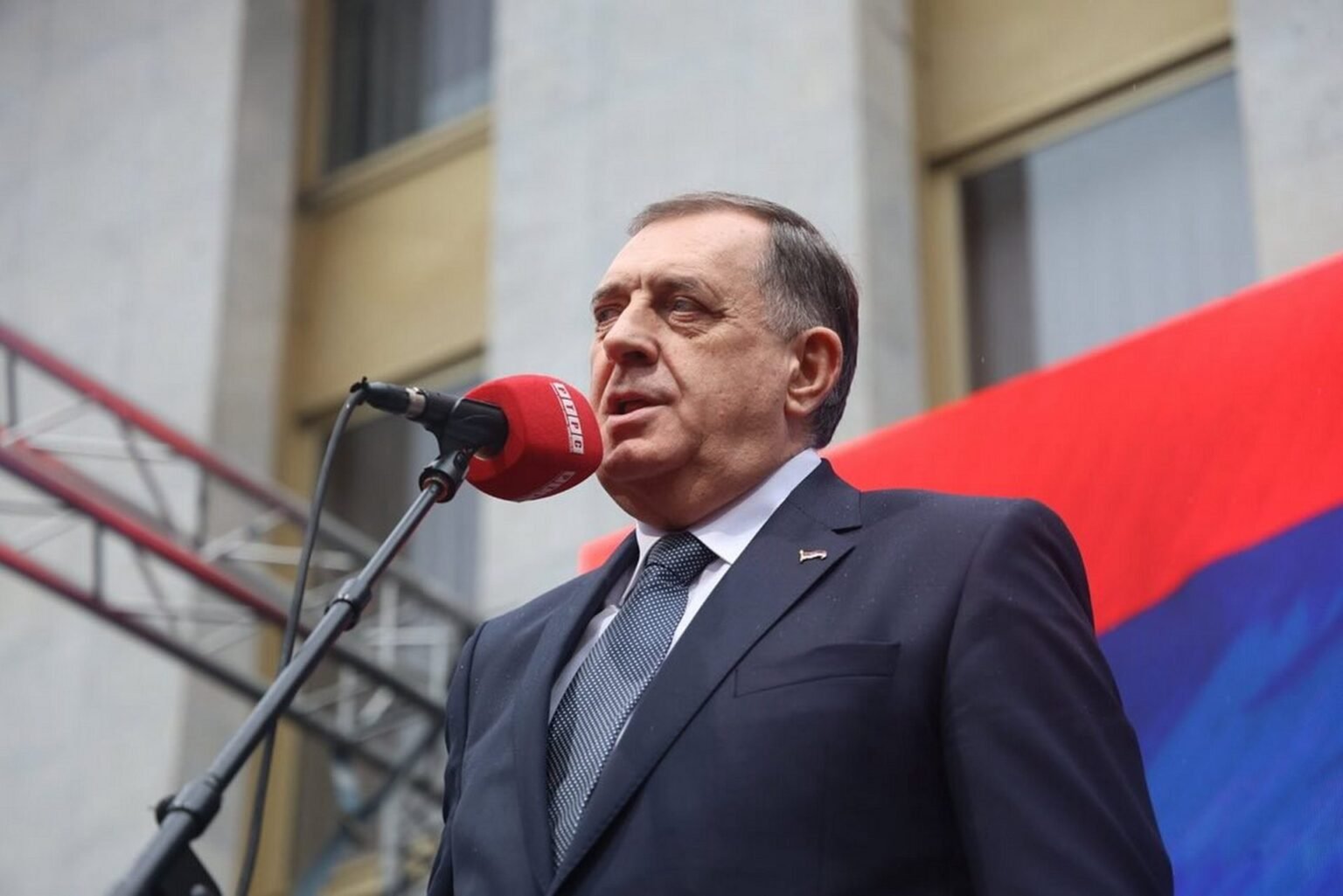 Милорад Додик выступает на митинге, август 2025