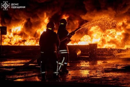 Пожарные тушат нефтебазу в Одесской области после удара дрона, август 2025