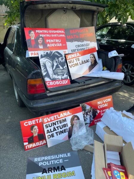 Плакаты в поддержку Евгении Гуцул и Светланы, подготовленные к акции у тюрьмы №13 в Кишинёве