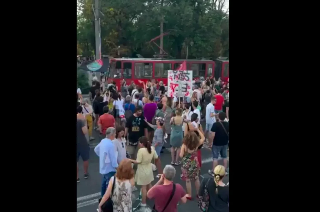 Протест в Белграде против отмены маршрута «Круг dvojke», август 2025