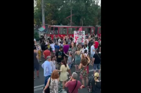 Протест в Белграде против отмены маршрута «Круг dvojke», август 2025