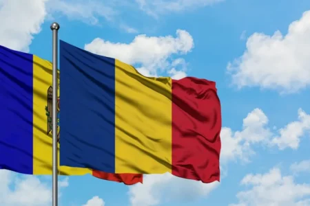 Флаги Румынии и Молдовы на фоне неба