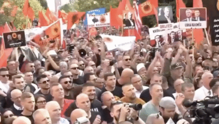 Многотысячная акция протеста в Приштине против Специальной палаты по военным преступлениям, август 2025