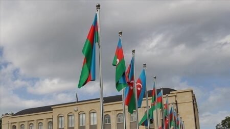Флаги Азербайджана у административного здания на фоне облачного неба