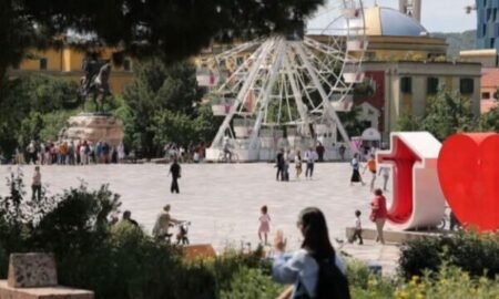 Площадь в Тиране, Албания, с аттракционами и туристами
