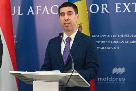 Вице-премьер Молдовы Михай Попшой выступает на пресс-конференции в Кишиневе
