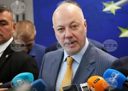 Премьер-министр Болгарии Росен Желязков дает комментарий прессе в Бургасе, 2 сентября 2025