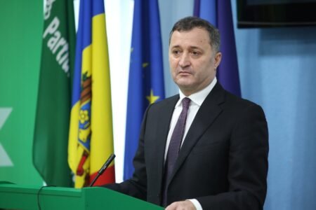 Влад Филат на пресс-конференции перед флагами Молдовы и ЕС