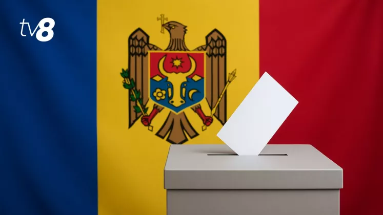 Бюллетень опускается в урну на фоне флага Республики Молдова