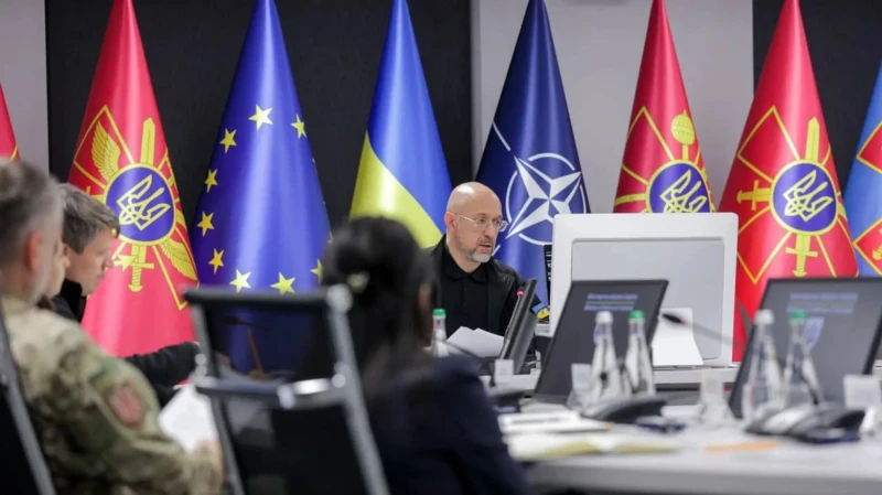 Заседание по координации "стены из дронов": премьер-министр Украины Денис Шмыгаль на фоне флагов Украины, ЕС и НАТО
