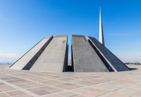 Мемориал Цицернакаберд в Ереване, посвящённый жертвам геноцида армян