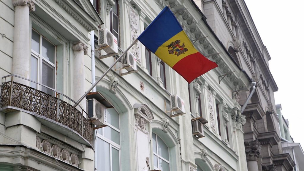 Флаг Молдовы на фасаде здания посольства в Москве