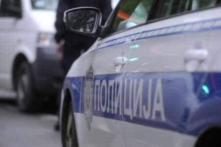 Полицейская машина в Сербии с надписью "ПОЛИЦИЈА" на кириллице