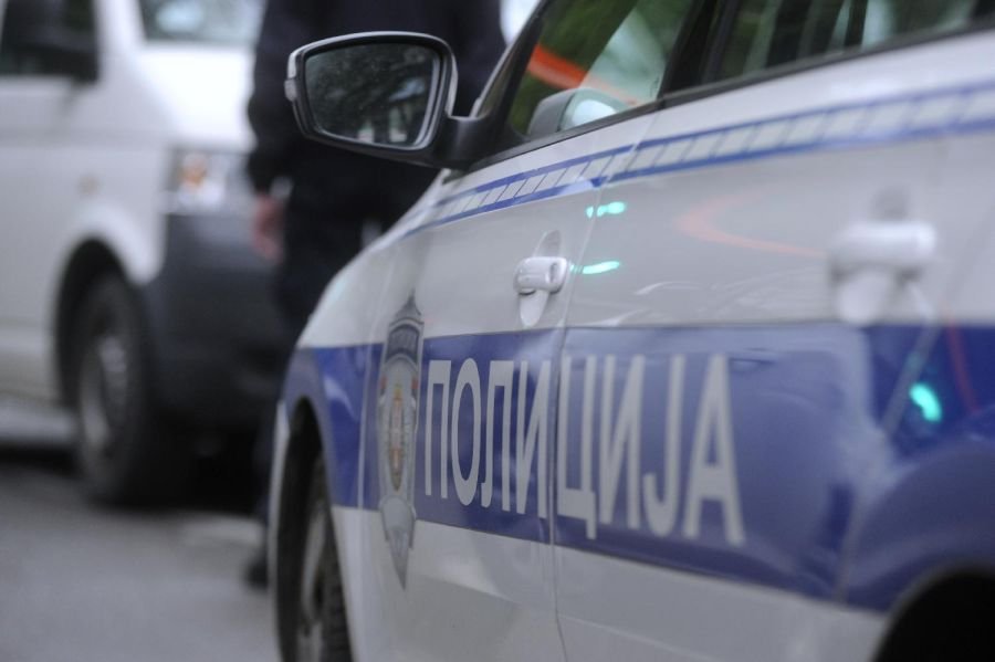 Полицейская машина в Сербии с надписью "ПОЛИЦИЈА" на кириллице