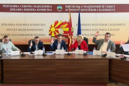 Члены Государственной избирательной комиссии Северной Македонии голосуют на заседании, посвящённом уточнению списка избирателей.