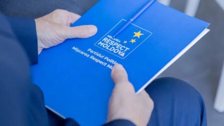 Папка с символикой партии Respect Moldova, сентябрь 2025