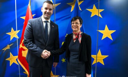 Милойко Спайич и Марта Кош на фоне флагов Черногории и ЕС
