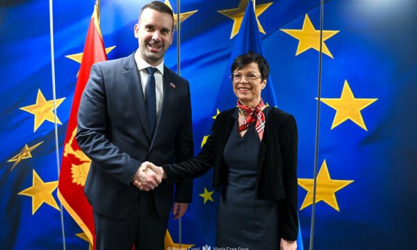 Милойко Спайич и Марта Кош на фоне флагов Черногории и ЕС