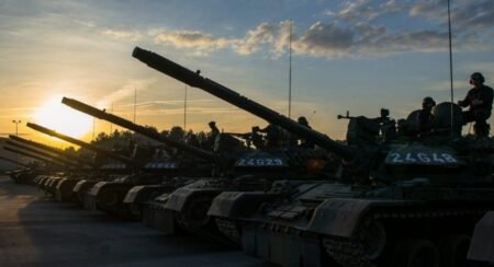 Румынские танки TR-85 на фоне заката, август 2025