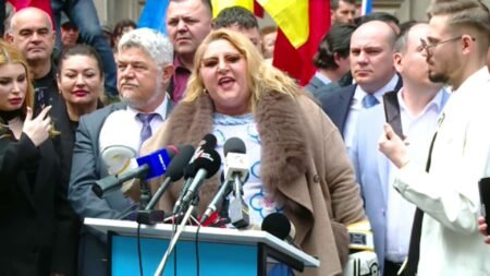 Сенаторка Диана Шошоака выступает на митинге с трибуны перед прессой и сторонниками