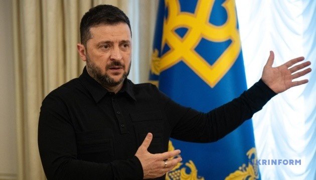 Президент Украины Владимир Зеленский выступает на фоне флага