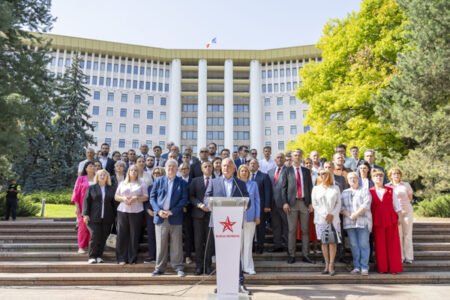Презентация избирательного списка партии "Воля народа" у парламента Молдовы, сентябрь 2025
