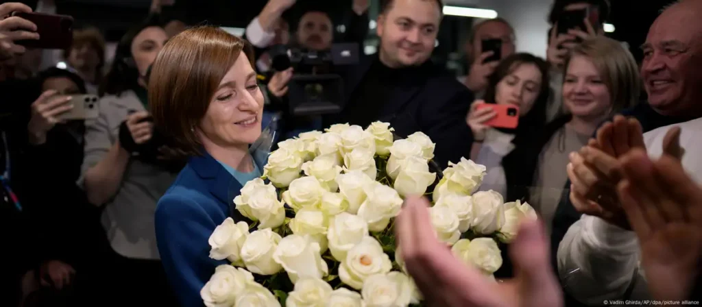 Майя Санду с букетом белых роз после объявления результатов выборов