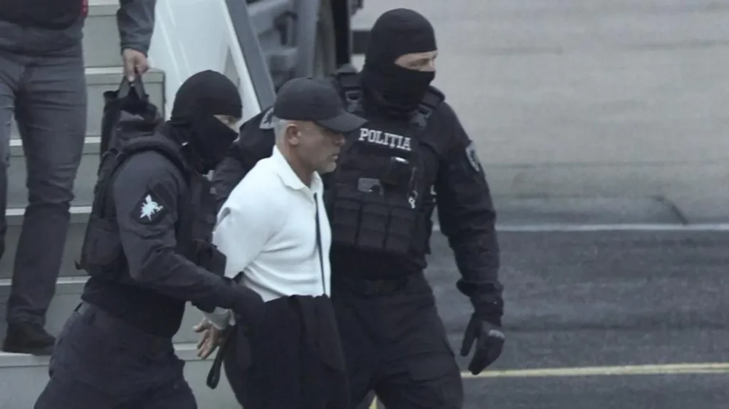 Бывший политик Владимир Плахотнюк под конвоем маскированных сотрудников полиции Молдовы после прибытия в Кишинёв.