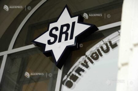 Логотип Службы разведки Румынии (SRI) на фасаде здания