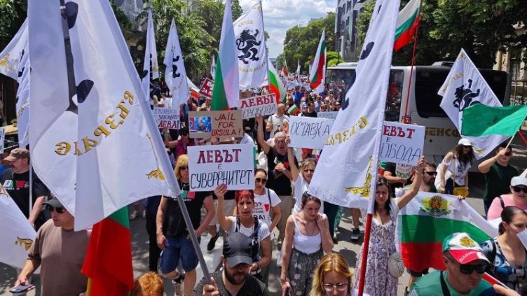 Протест сторонников партии „Възраждане“ в Варне с флагами и плакатами против ЕС и правительства