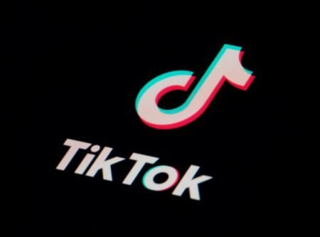 Логотип TikTok на экране смартфона