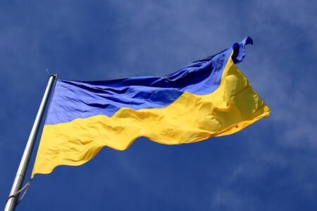 Флаг Украины развивается на фоне синего неба
