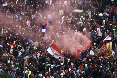 Протест в Белграде 15 марта 2025 года с сербскими флагами и дымом