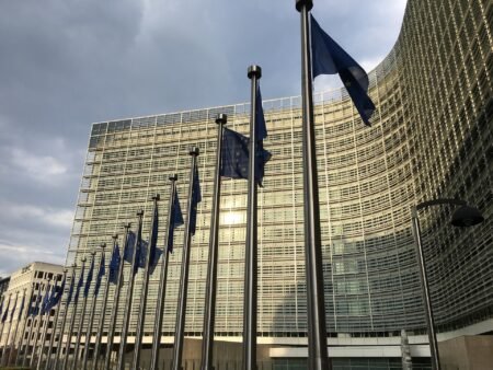 Здание Европейской комиссии в Брюсселе с флагами ЕС