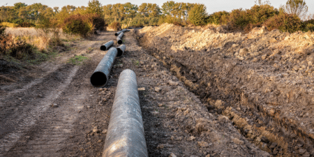 Трубы для строительства газопровода на участке выемки в сельской местности Западных Балкан