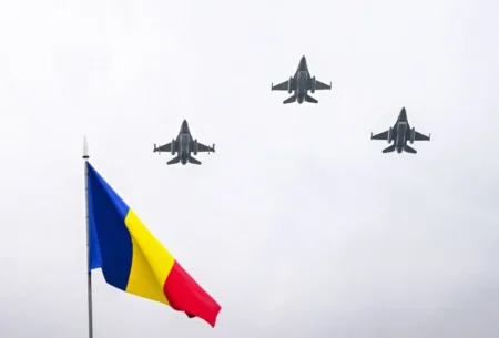 Истребители F-16 ВВС Румынии пролетают над флагом во время парада в Бухаресте