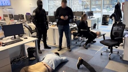 Облава сербской полиции в офисе мошеннического колл-центра в Белграде