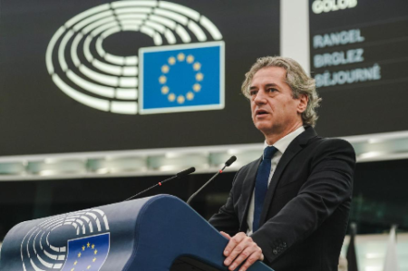 Премьер-министр Словении Роберт Голоб выступает в Европейском парламенте, 2025