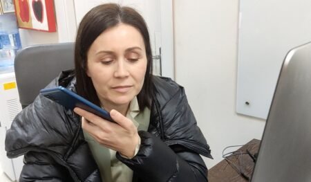 Журналистка Наталья Захареску отвечает на звонок от представителя блока "Victorie", сентябрь 2025