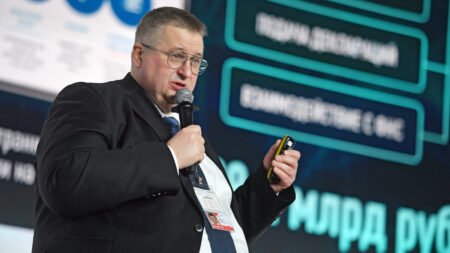 Алексей Оверчук выступает с докладом о торговых отношениях России и Армении