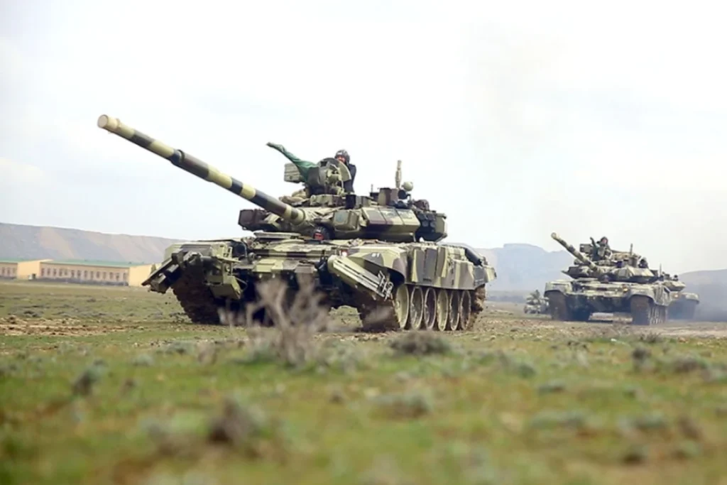 Танки Азербайджана на учениях — военная техника на фоне гор