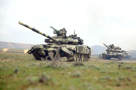 Танки Азербайджана на учениях — военная техника на фоне гор