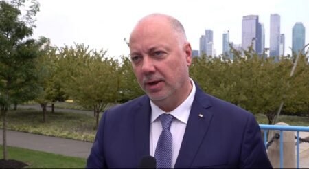 Премьер-министр Болгарии Росен Желязков на фоне небоскребов Нью-Йорка, сентябрь 2025