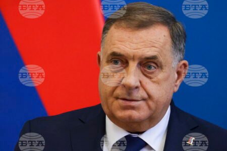 Милорад Додик на фоне флага Республики Сербской, сентябрь 2025