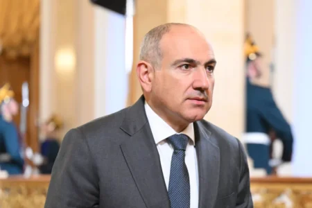 Никол Пашинян, премьер-министр Армении, в зале во время официального мероприятия