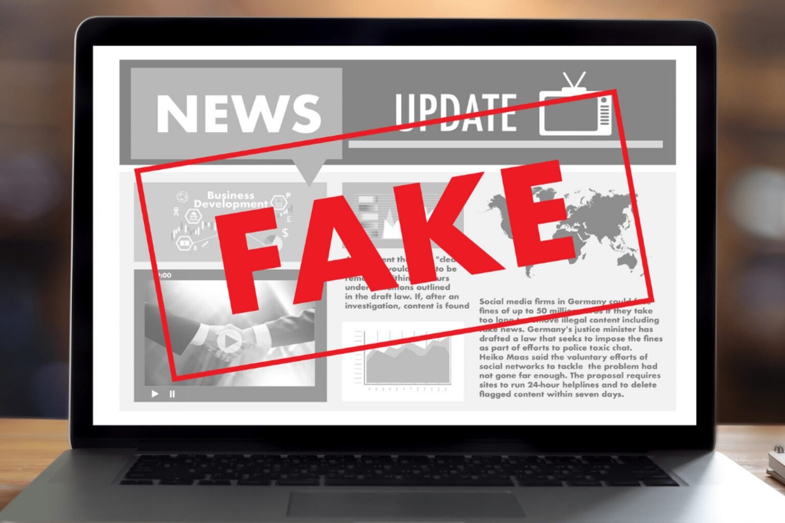 Изображение с надписью FAKE на экране ноутбука, символизирующее фейковые новости