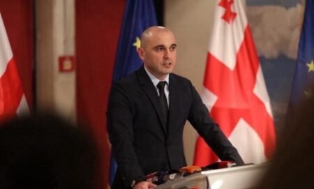 Леван Хабеишвили выступает на фоне флагов Грузии и ЕС, сентябрь 2025